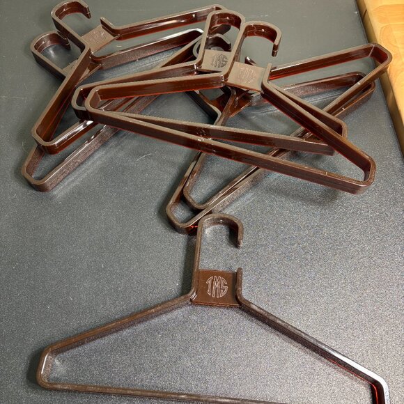 Set of 7 Vintage Lucite Monogrammed Hangers - Picture 7 of 8